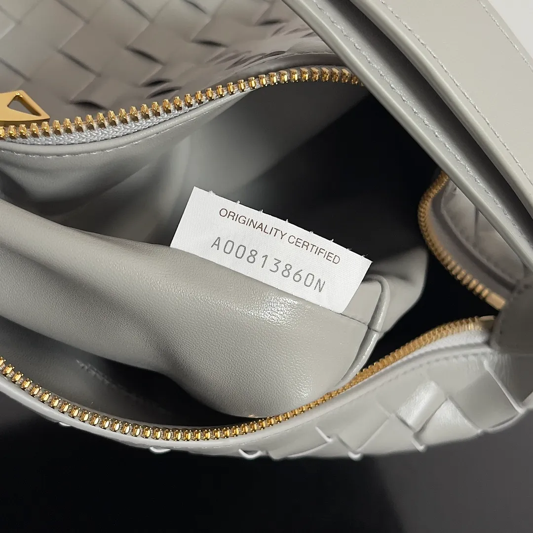 Batch 1360 It is predicted that BV Bottega’s lunch bag will be popular again this year. The entire bag is made of top nappa lambskin, which is very soft and lightweight. It also uses the intrecciato weaving process that the two founders spent several months developing from the beginning of the brand. It is completely hand-woven by Italian craftsmen. It perfectly reflects the craftsmanship of Bottega. The entire bag shape is also a very practical and popular lunch box bag type. The slightly curved arc of the bag mouth can also better fit our wrists. Style number: 754443 Size: 22*13*9